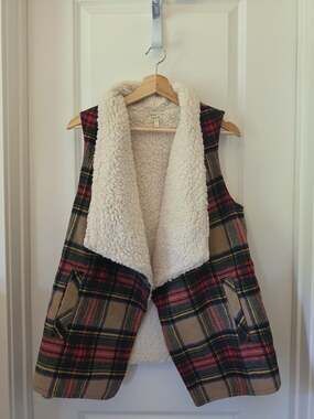 Maurices Plaid Sherpa Vest Womens Medium Open Front Cozy Cabincore Fall Layering